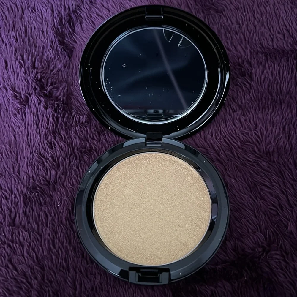 MAC Dazzle Highlighter - Picture 3 of 4